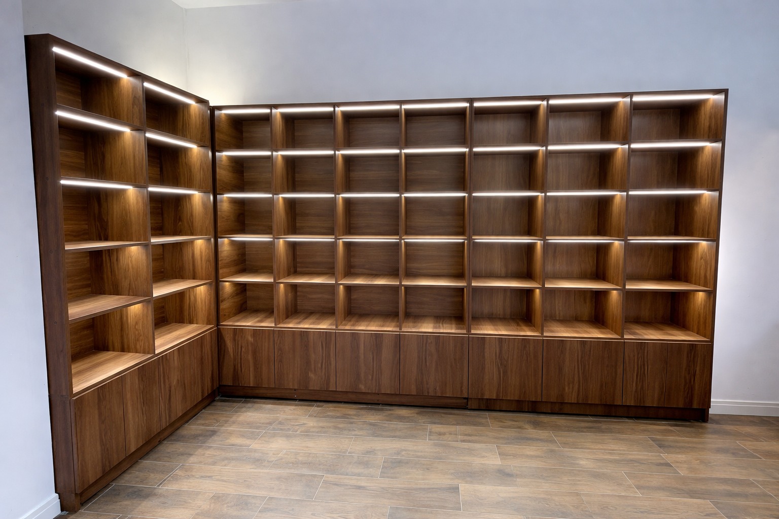 Mobilier comercial la comandă Bacău