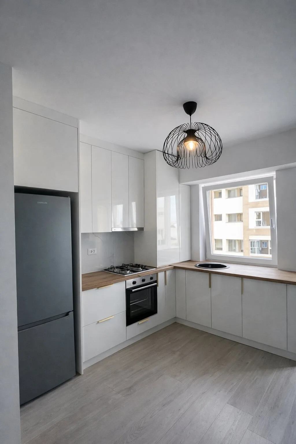 Bucătărie modernă la comandă, alb lucios cu blat decor stejar – Bacău – Bucătării la comandă în Bacău – Epoxym (imagine 4)