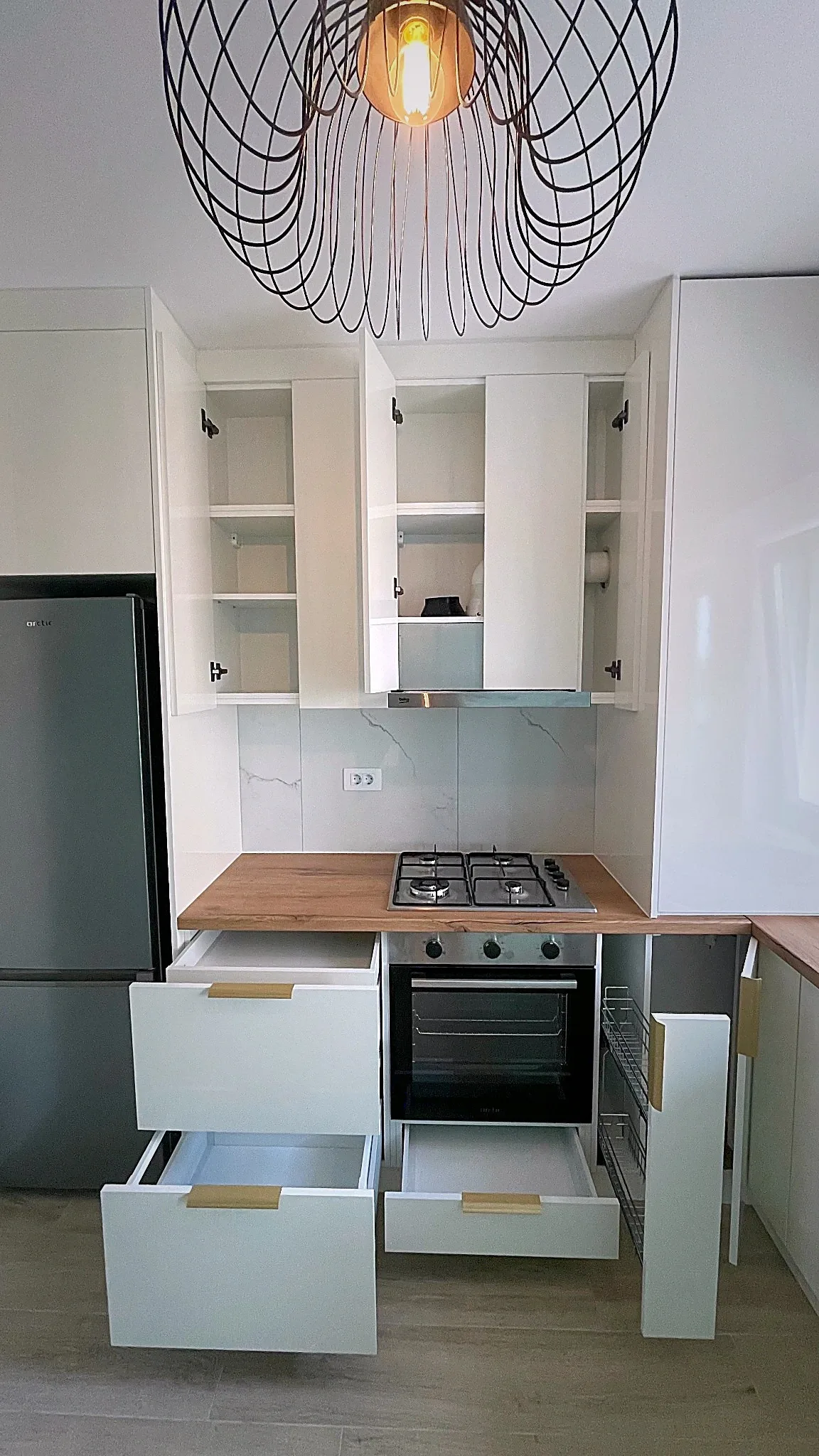 Bucătărie modernă la comandă, alb lucios cu blat decor stejar – Bacău – Bucătării la comandă în Bacău – Epoxym (imagine 1)