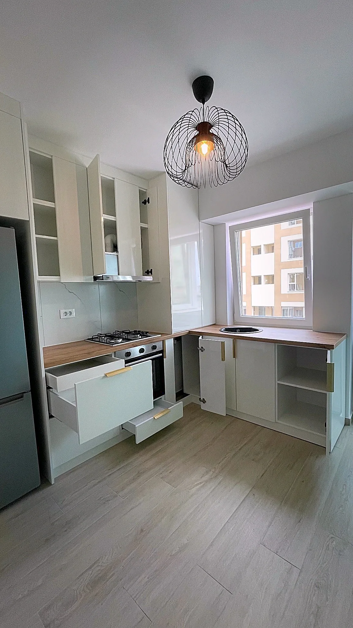 Bucătărie modernă la comandă, alb lucios cu blat decor stejar – Bacău – Bucătării la comandă în Bacău – Epoxym (imagine 2)