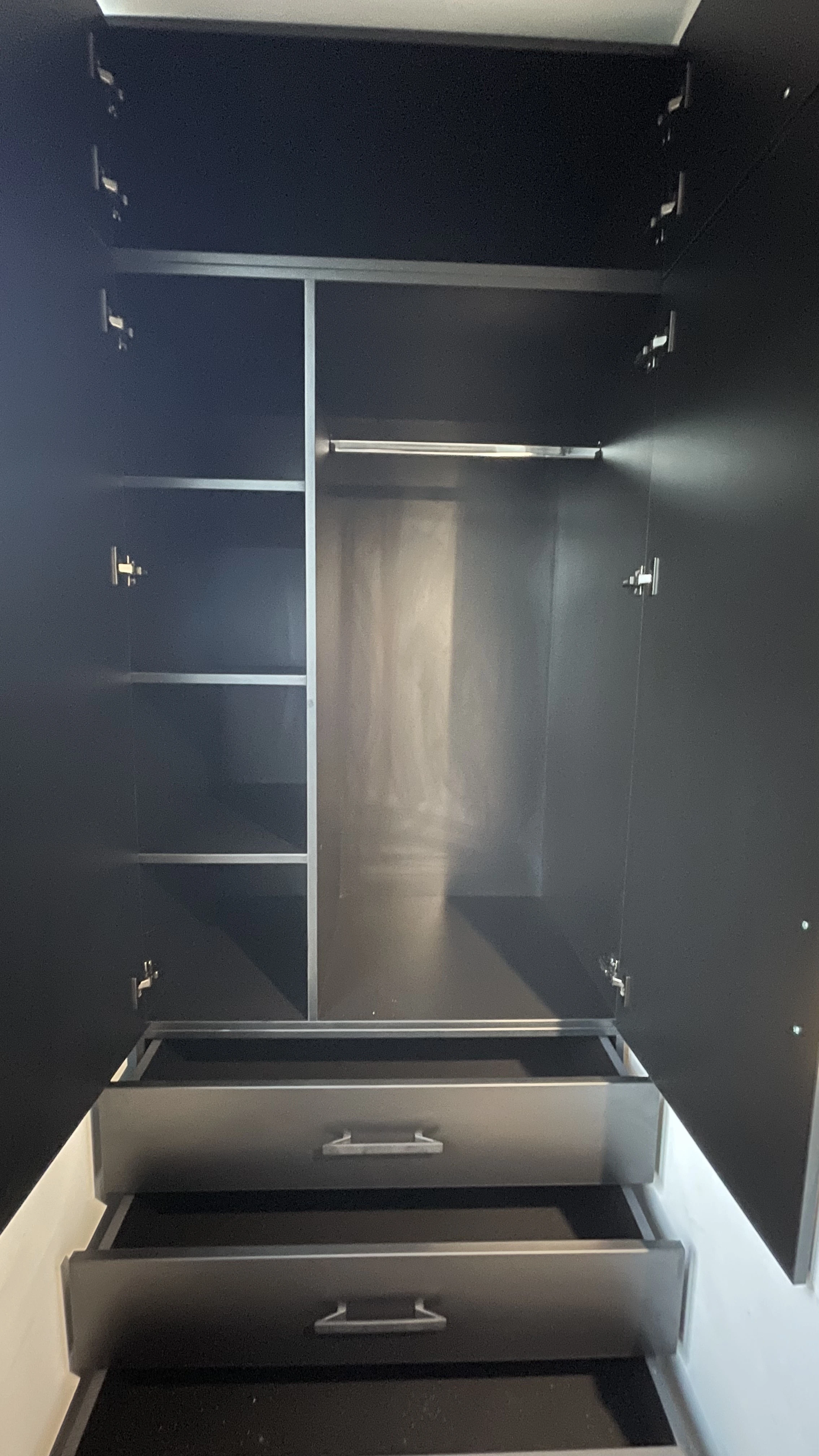 Dulap din PAL negru cu sertare și soft-close – mobilier la comandă în Bacău – Mobilier divers la comandă în Bacău – Epoxym (imagine 1)