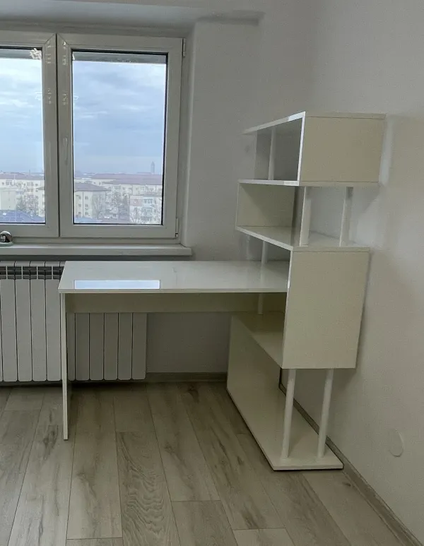 Birou din MDF alb lucios realizat la comandă – Bacău – Mobilier divers la comandă în Bacău – Epoxym