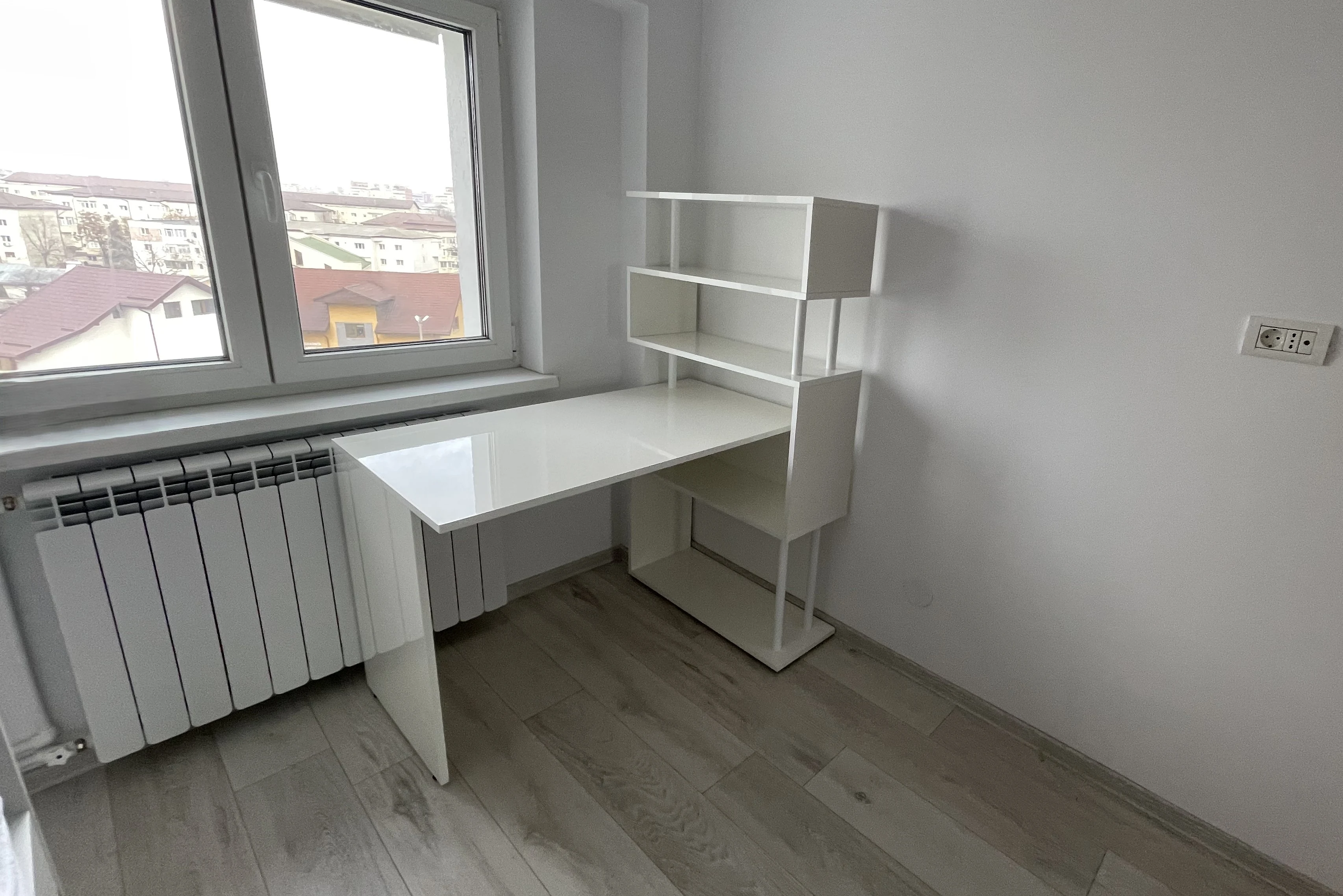 Birou din MDF alb lucios realizat la comandă – Bacău – Mobilier divers la comandă în Bacău – Epoxym (imagine 2)