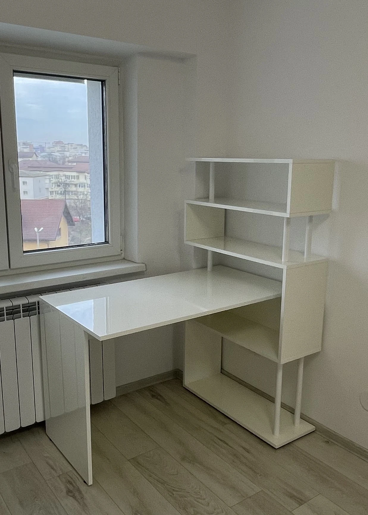 Birou din MDF alb lucios realizat la comandă – Bacău – Mobilier divers la comandă în Bacău – Epoxym (imagine 3)