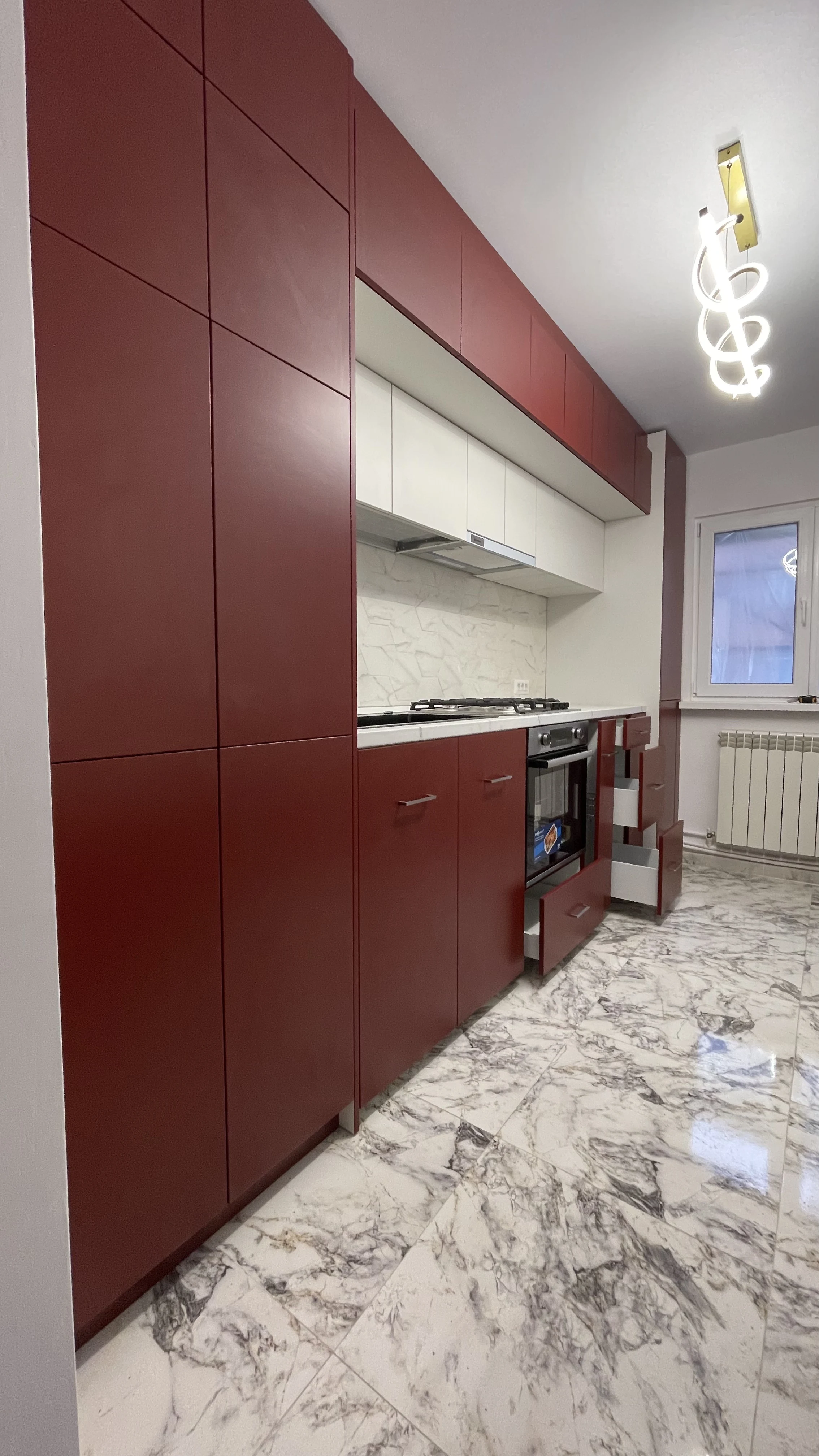 Bucătărie la comandă roșu burgund și crem – Bacău – Bucătării la comandă în Bacău – Epoxym (imagine 1)