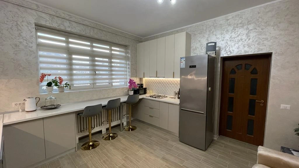 Bucătărie la comandă din PAL crem – design modern, Epoxym Bacău – Bucătării la comandă în Bacău – Epoxym (imagine 1)