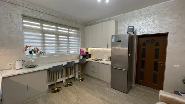 Bucătărie la comandă din PAL crem – design modern, Epoxym Bacău – Bucătării la comandă în Bacău – Epoxym