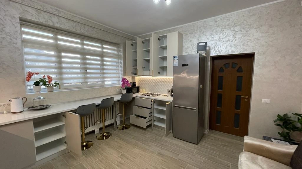 Bucătărie la comandă din PAL crem – design modern, Epoxym Bacău – Bucătării la comandă în Bacău – Epoxym (imagine 2)