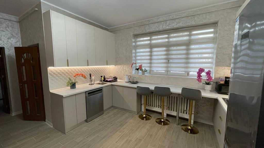 Bucătărie la comandă din PAL crem – design modern, Epoxym Bacău – Bucătării la comandă în Bacău – Epoxym (imagine 3)