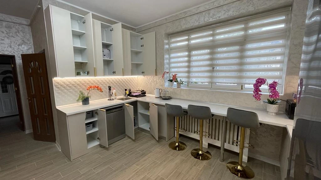 Bucătărie la comandă din PAL crem – design modern, Epoxym Bacău – Bucătării la comandă în Bacău – Epoxym (imagine 4)