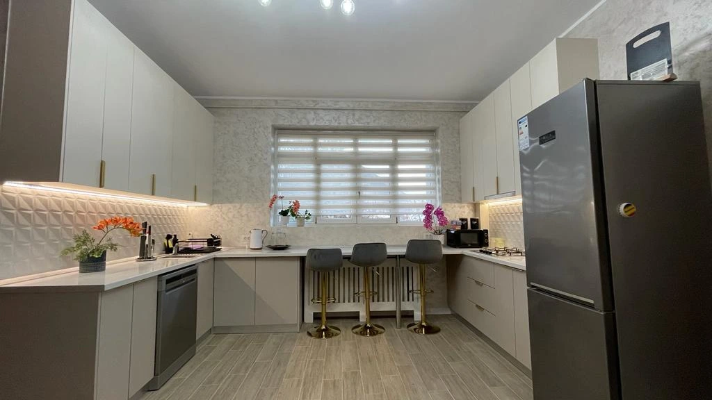 Bucătărie la comandă din PAL crem – design modern, Epoxym Bacău – Bucătării la comandă în Bacău – Epoxym (imagine 5)