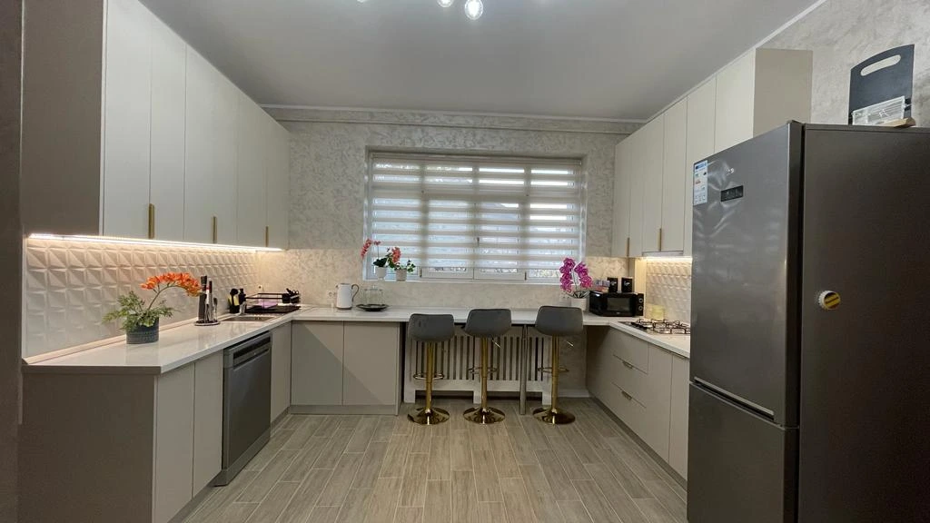 Bucătărie la comandă din PAL crem – design modern, Epoxym Bacău – Bucătării la comandă în Bacău – Epoxym (imagine 6)