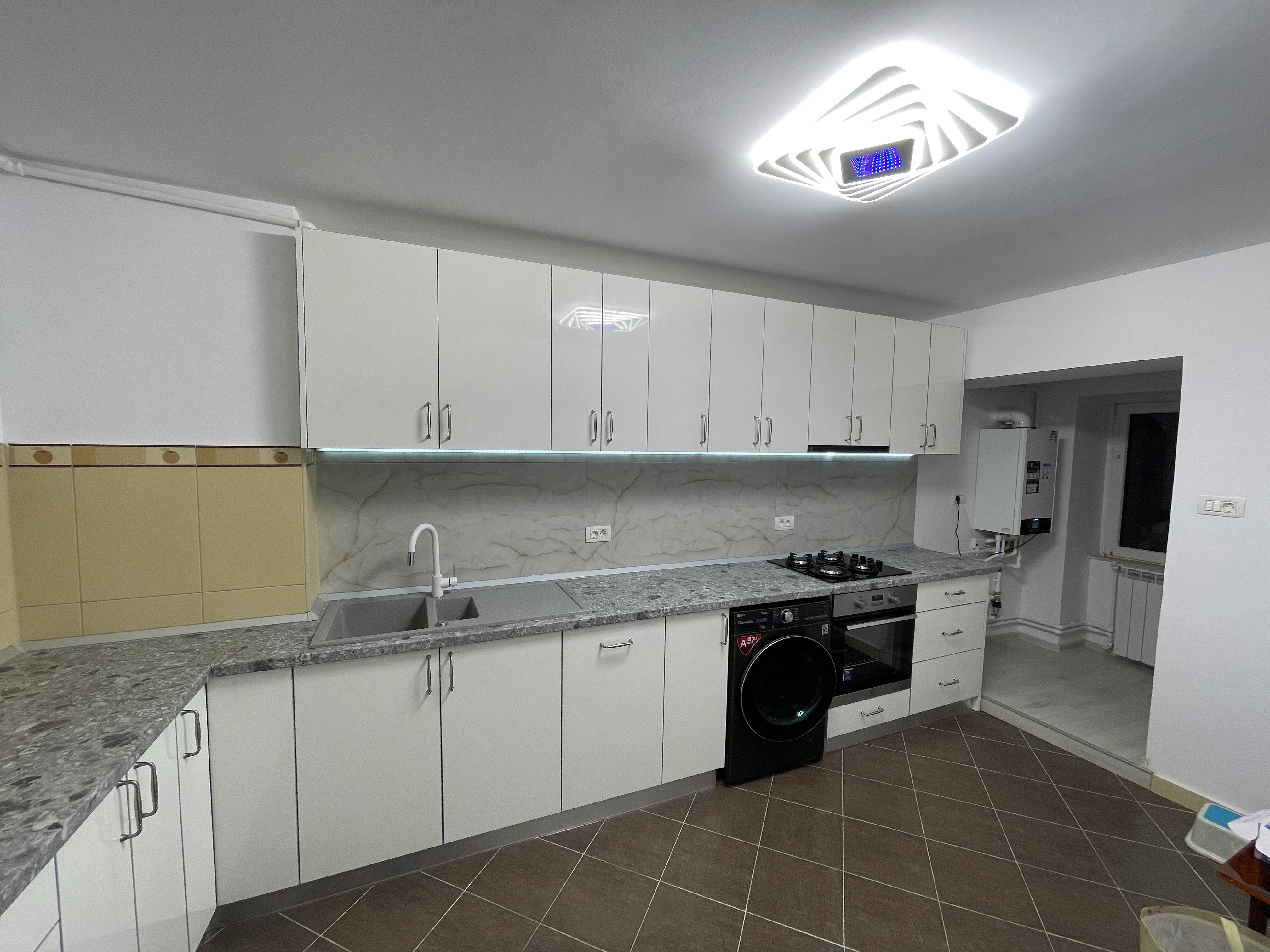 Bucătărie la comandă din MDF alb lucios cu blat decor granit – Epoxym – Bucătării la comandă în Bacău – Epoxym (imagine 1)