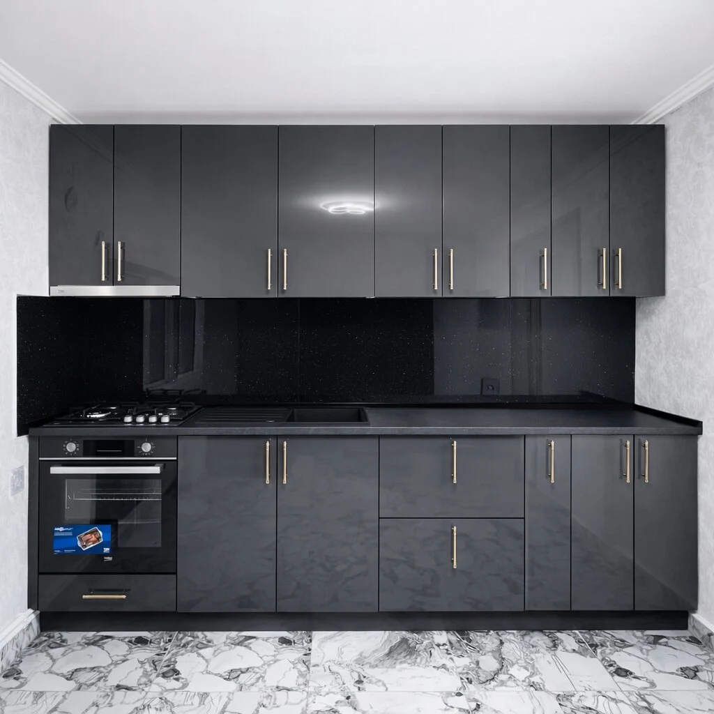 Bucătărie modernă la comandă, finisaj grafit lucios – Epoxym Bacău – Bucătării la comandă în Bacău – Epoxym (imagine 1)