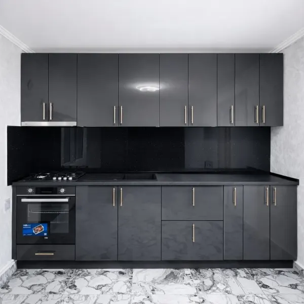 Bucătărie modernă la comandă, finisaj grafit lucios – Epoxym Bacău – Bucătării la comandă în Bacău – Epoxym