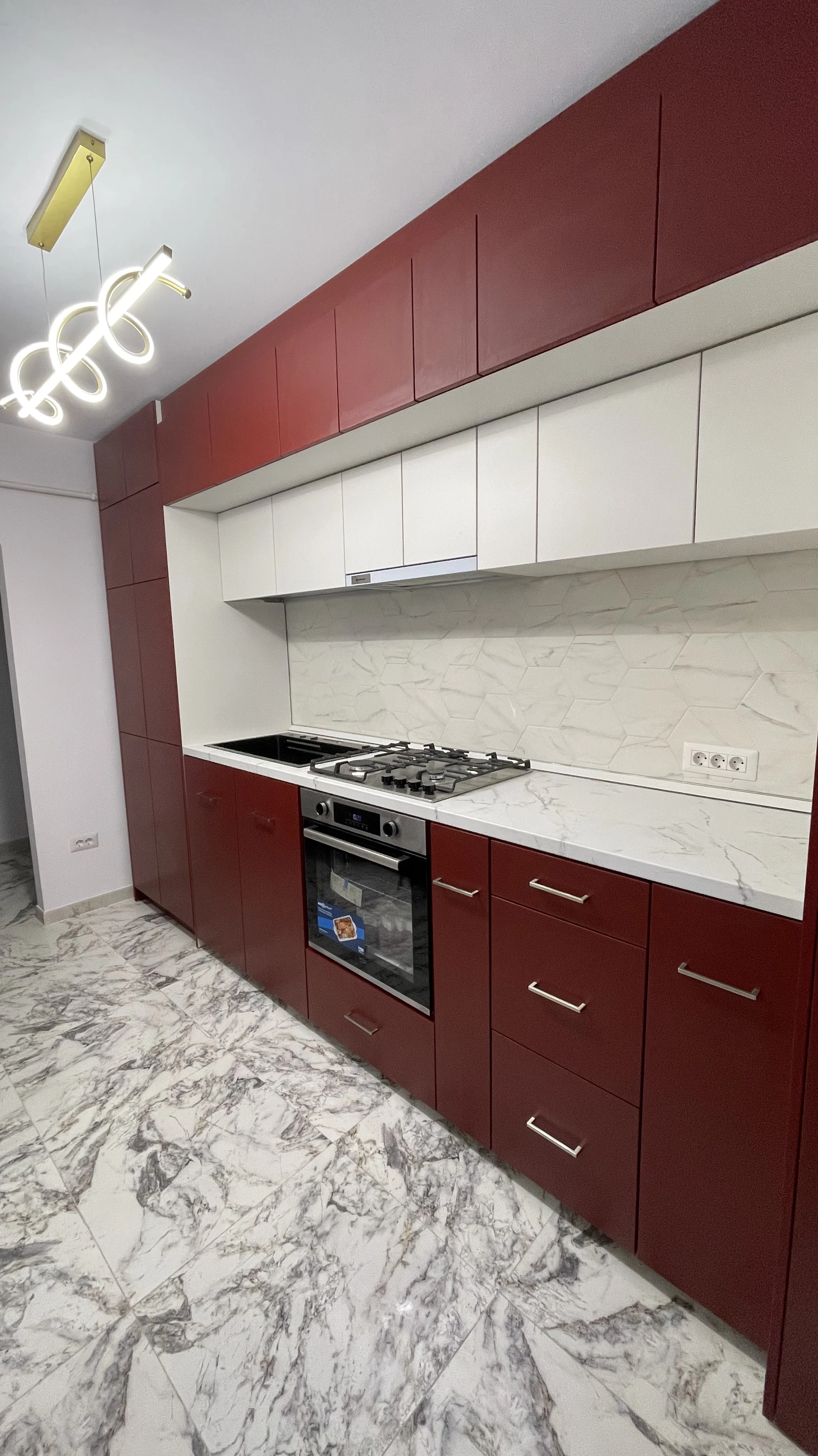 Bucătărie la comandă roșu burgund și crem – Bacău – Bucătării la comandă în Bacău – Epoxym (imagine 2)