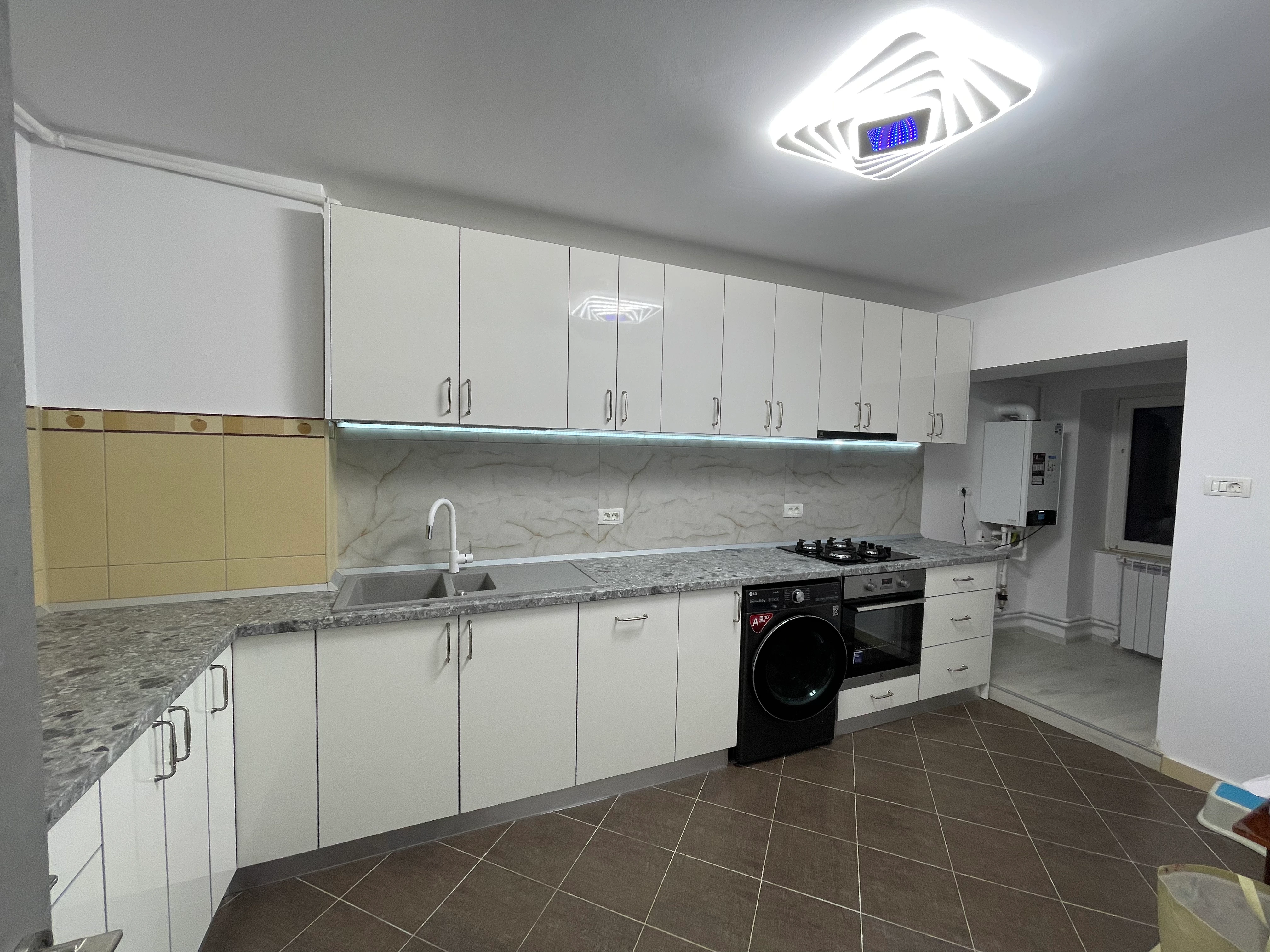 Bucătărie la comandă din MDF alb lucios cu blat decor granit – Epoxym – Bucătării la comandă în Bacău – Epoxym (imagine 2)