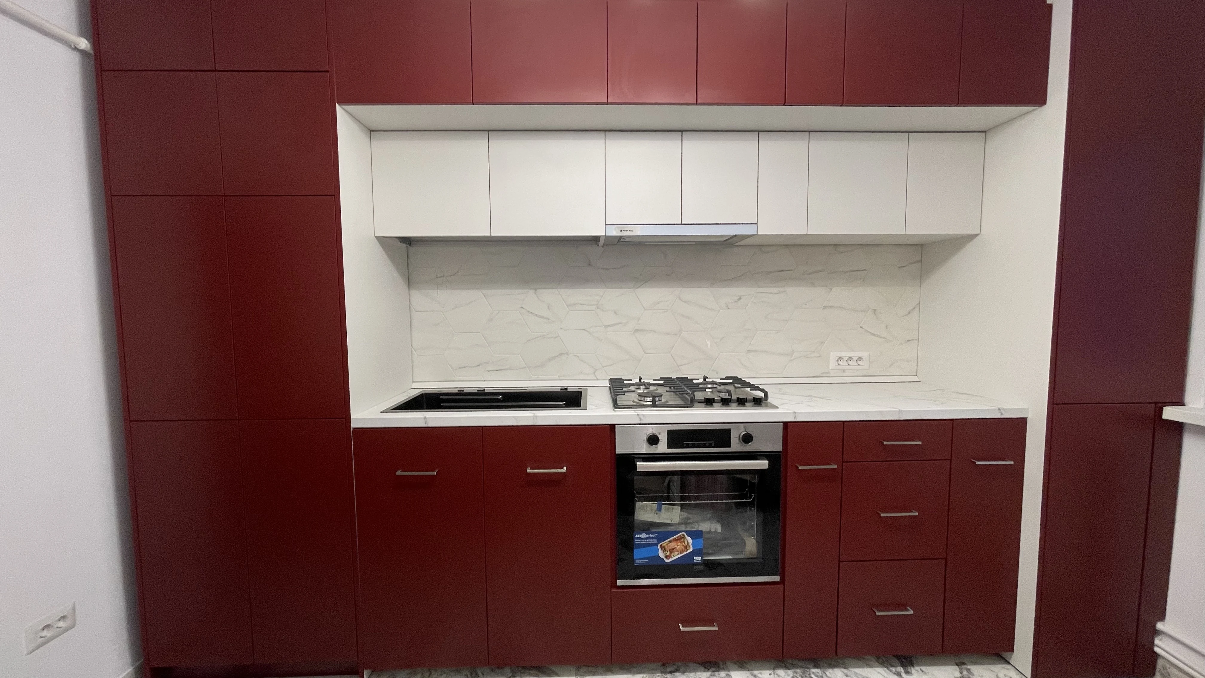 Bucătărie la comandă roșu burgund și crem – Bacău – Bucătării la comandă în Bacău – Epoxym (imagine 3)