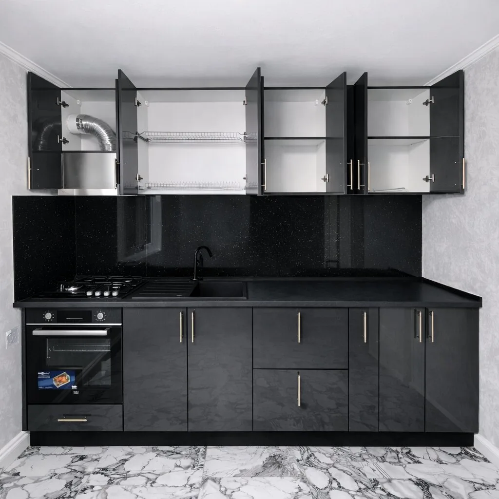 Bucătărie modernă la comandă, finisaj grafit lucios – Epoxym Bacău – Bucătării la comandă în Bacău – Epoxym (imagine 2)