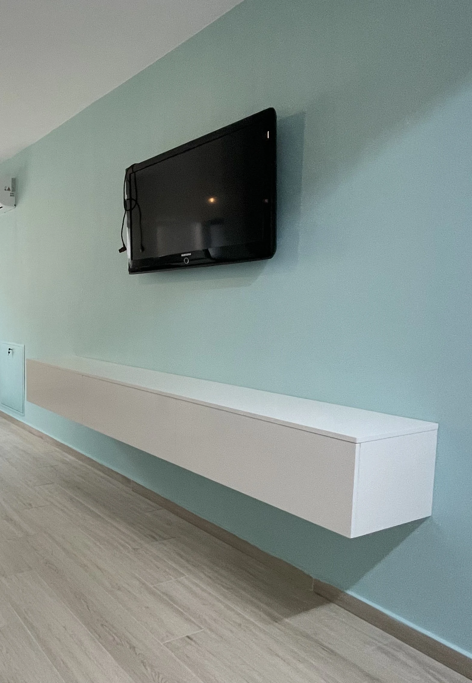 Corp suspendat din MDF alb lucios realizat la comandă – Bacău – Mobilier divers la comandă în Bacău – Epoxym (imagine 1)