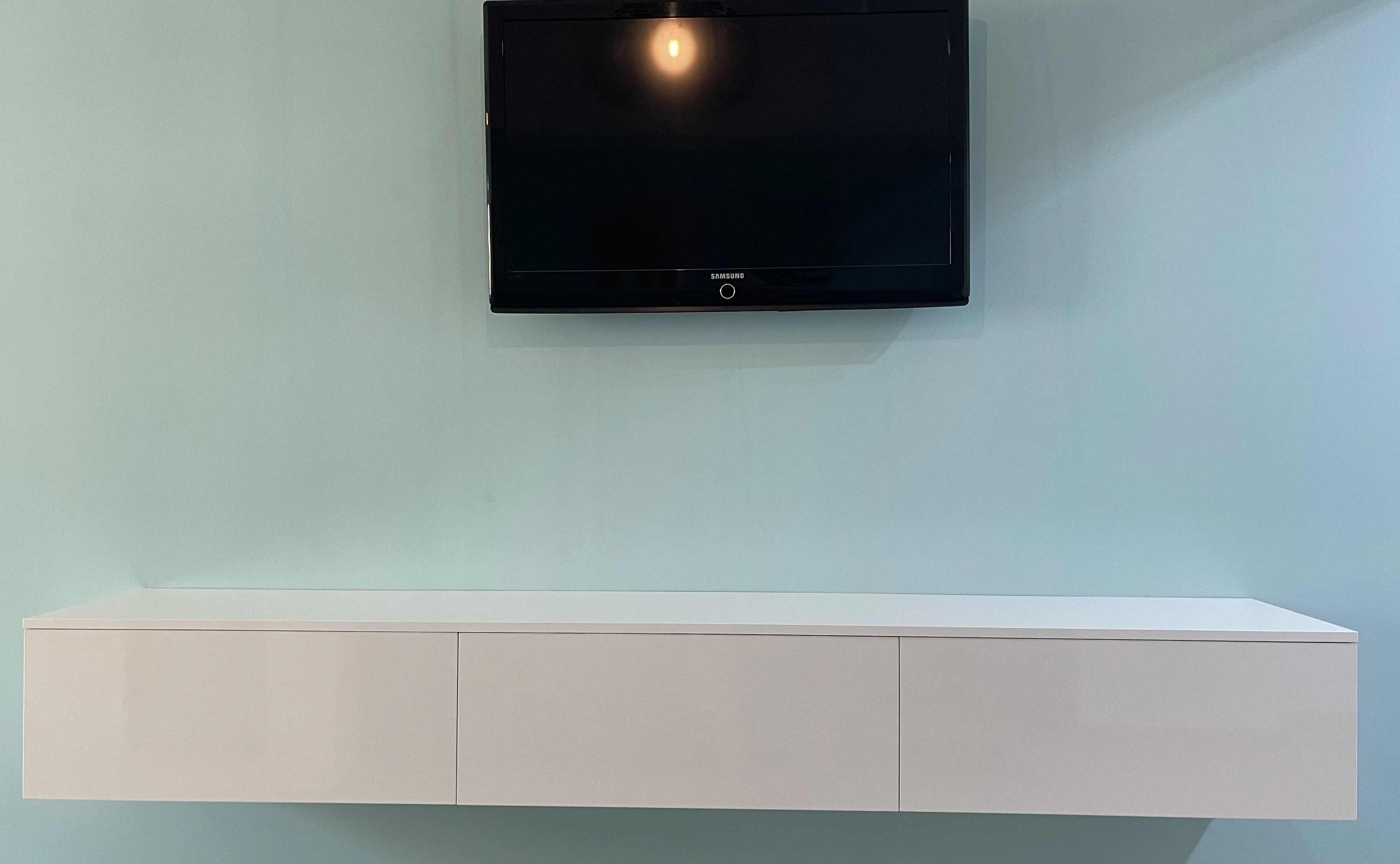 Corp suspendat din MDF alb lucios realizat la comandă – Bacău – Mobilier divers la comandă în Bacău – Epoxym (imagine 2)