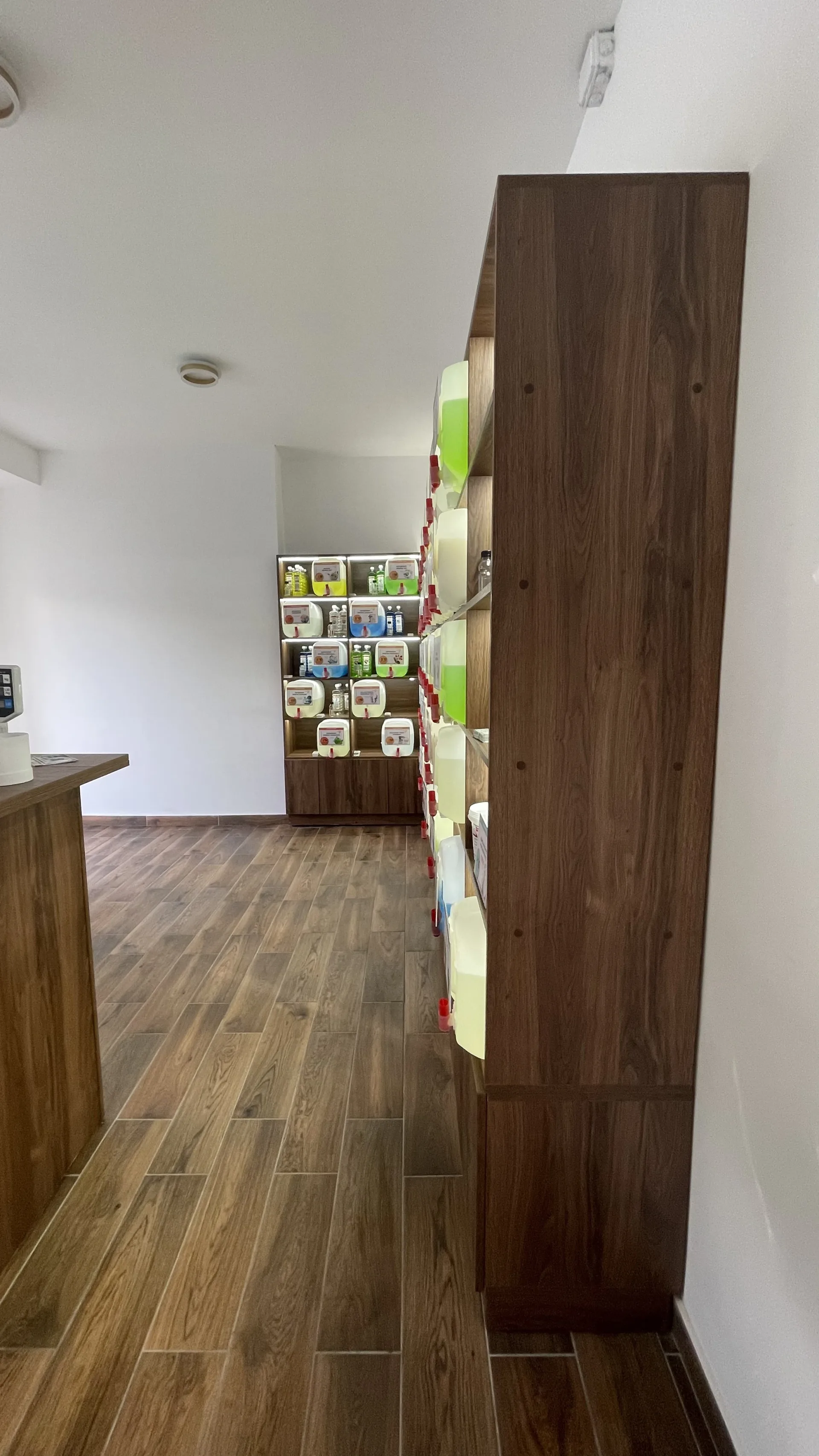 Mobilier comercial din PAL stejar H3730 pentru magazin de detergent lichid – Bacău – Mobilier comercial la comandă în Bacău – Epoxym (imagine 1)