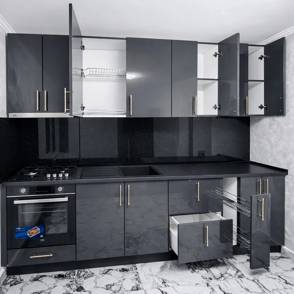 Bucătărie modernă la comandă, finisaj grafit lucios – Epoxym Bacău – Bucătării la comandă în Bacău – Epoxym (imagine 3)