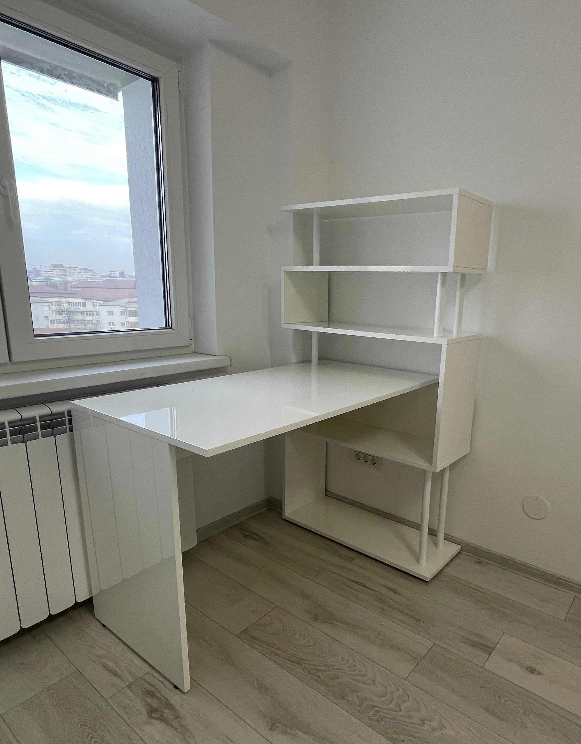 Birou din MDF alb lucios realizat la comandă – Bacău – Mobilier divers la comandă în Bacău – Epoxym (imagine 4)