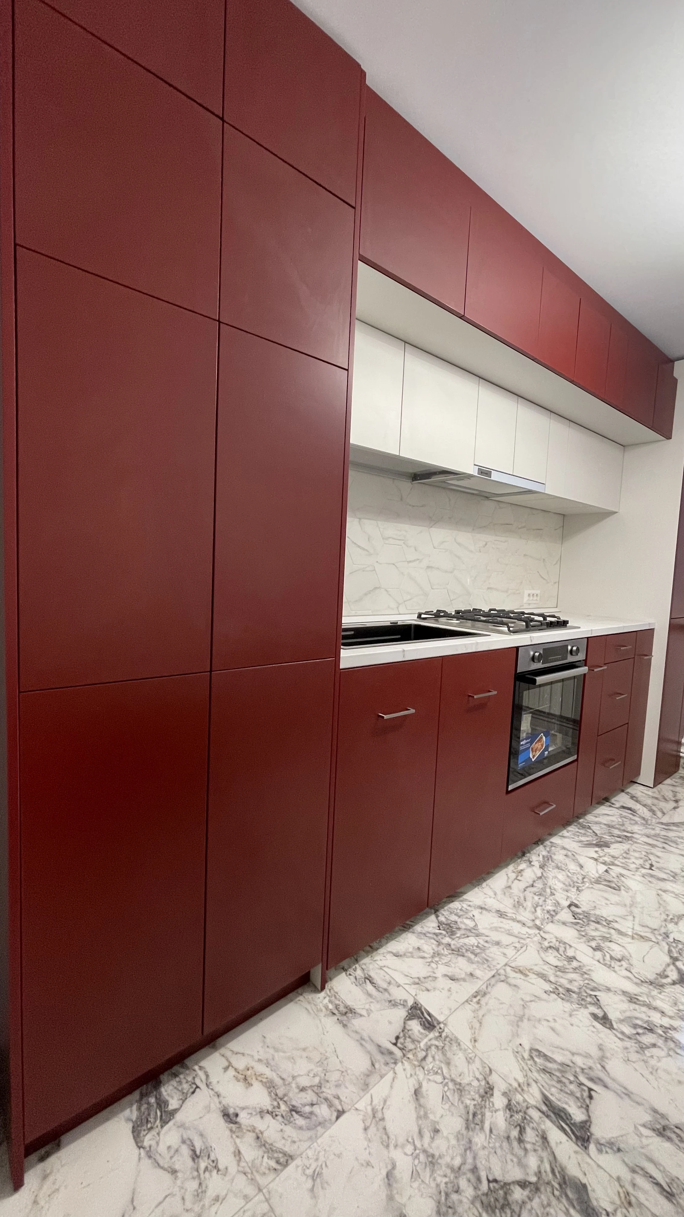 Bucătărie la comandă roșu burgund și crem – Bacău – Bucătării la comandă în Bacău – Epoxym (imagine 4)