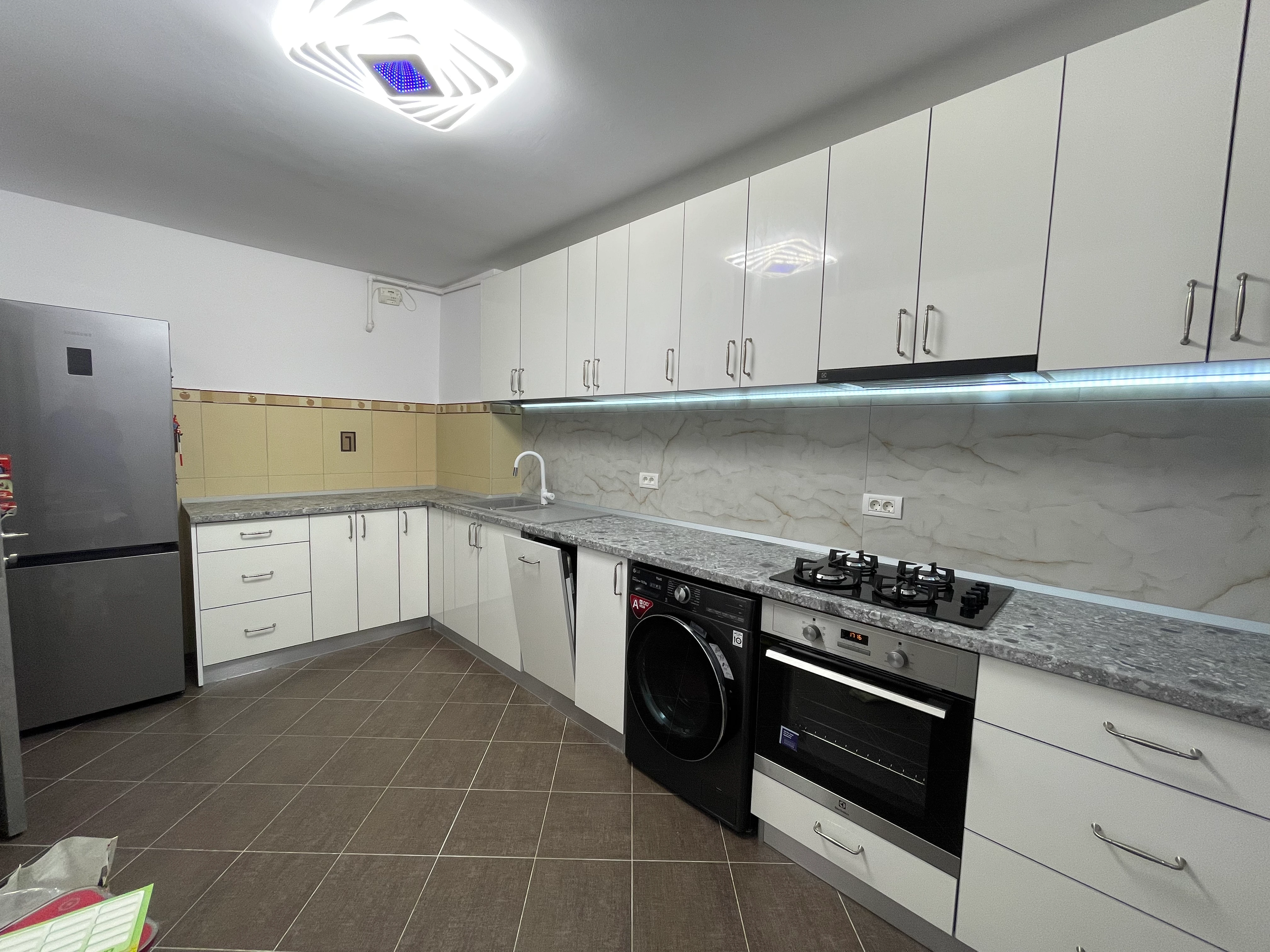 Bucătărie la comandă din MDF alb lucios cu blat decor granit – Epoxym – Bucătării la comandă în Bacău – Epoxym (imagine 3)