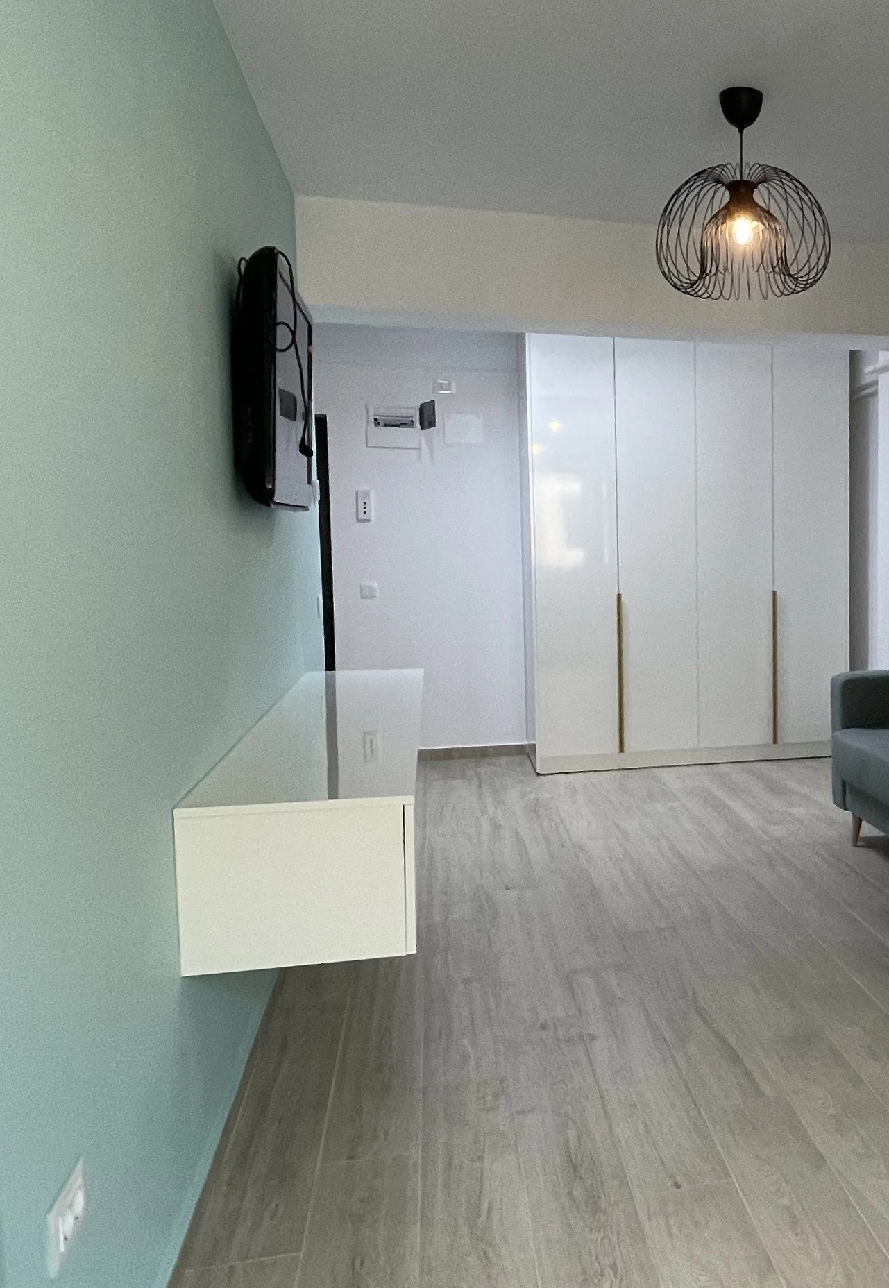 Corp suspendat din MDF alb lucios realizat la comandă – Bacău – Mobilier divers la comandă în Bacău – Epoxym (imagine 3)