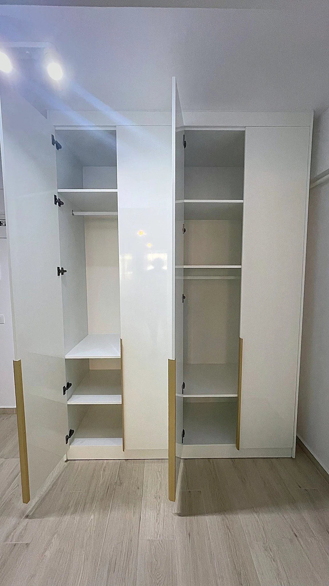 Dressing la comandă din MDF alb lucios – Bacău – Dressing la comandă în Bacău – Epoxym (imagine 1)