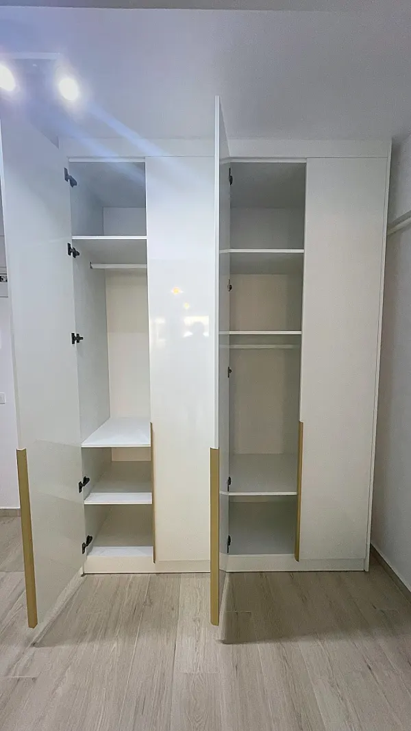 Dressing la comandă din MDF alb lucios – Bacău – Dressing la comandă în Bacău – Epoxym