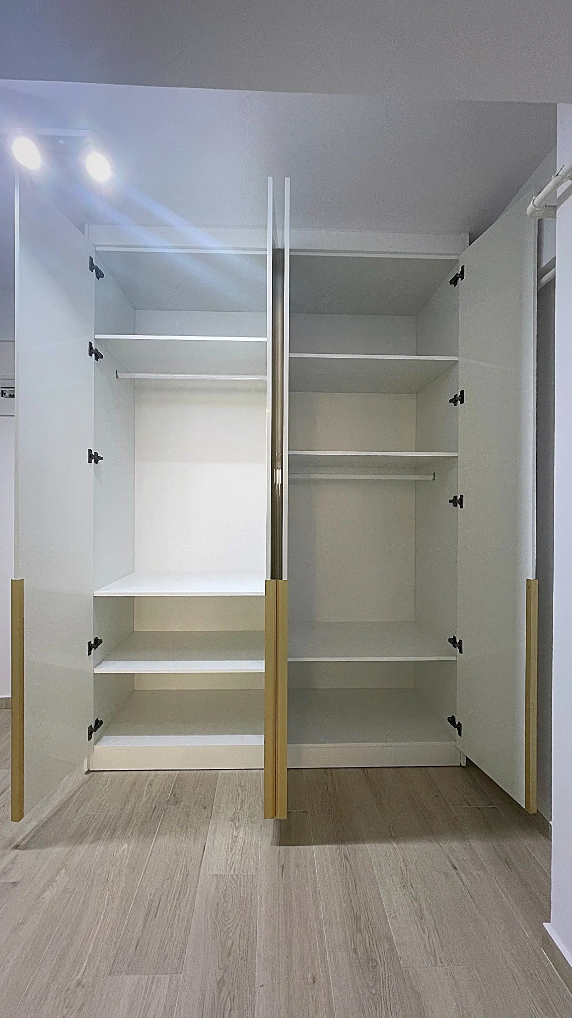 Dressing la comandă din MDF alb lucios – Bacău – Dressing la comandă în Bacău – Epoxym (imagine 2)