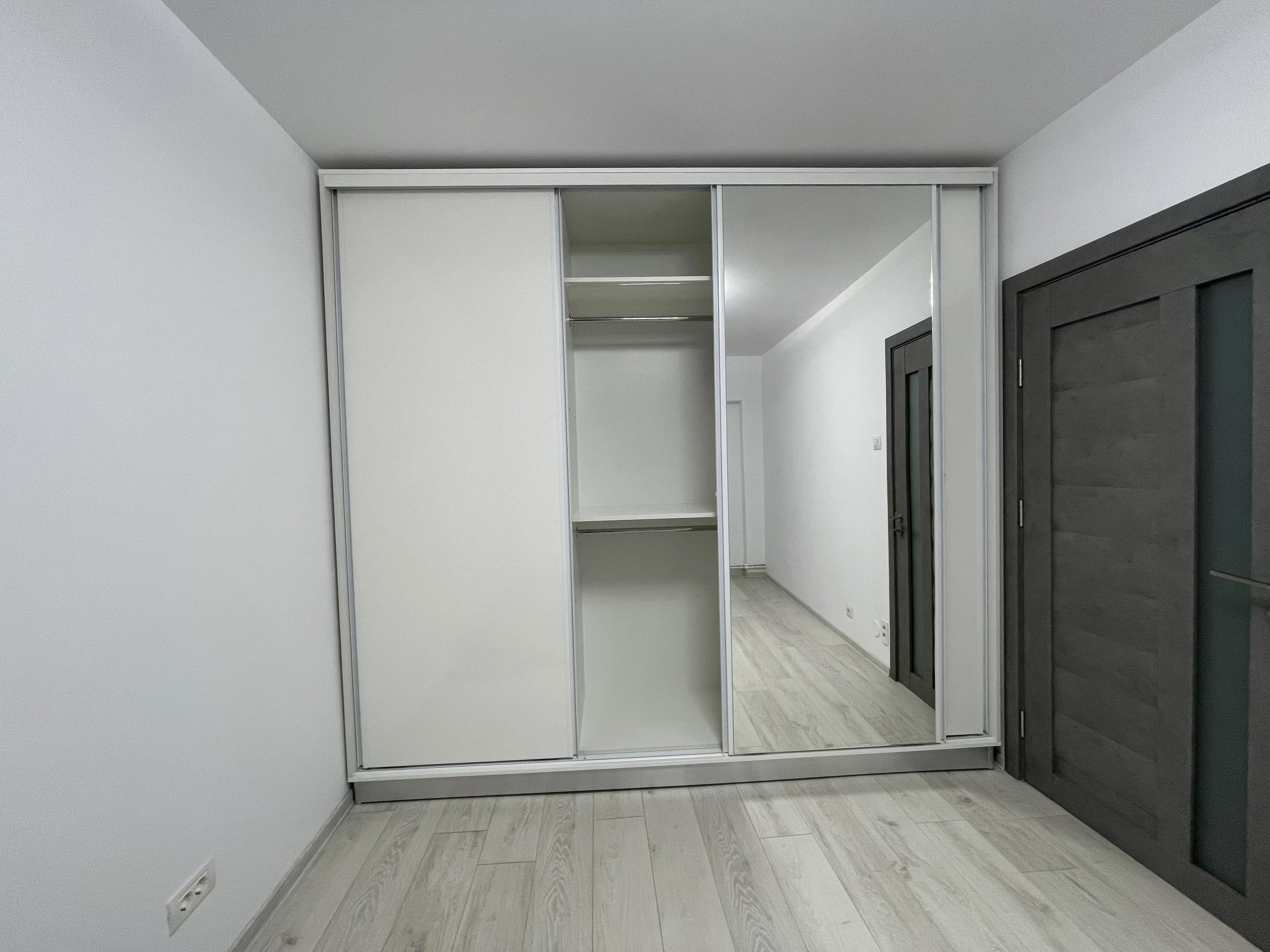 Dressing la comandă din PAL alb super lucios – Bacău – Dressing la comandă în Bacău – Epoxym (imagine 1)