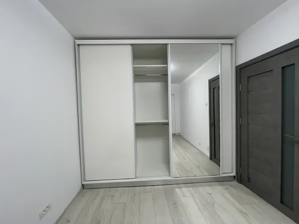 Dressing la comandă din PAL alb super lucios – Bacău – Dressing la comandă în Bacău – Epoxym