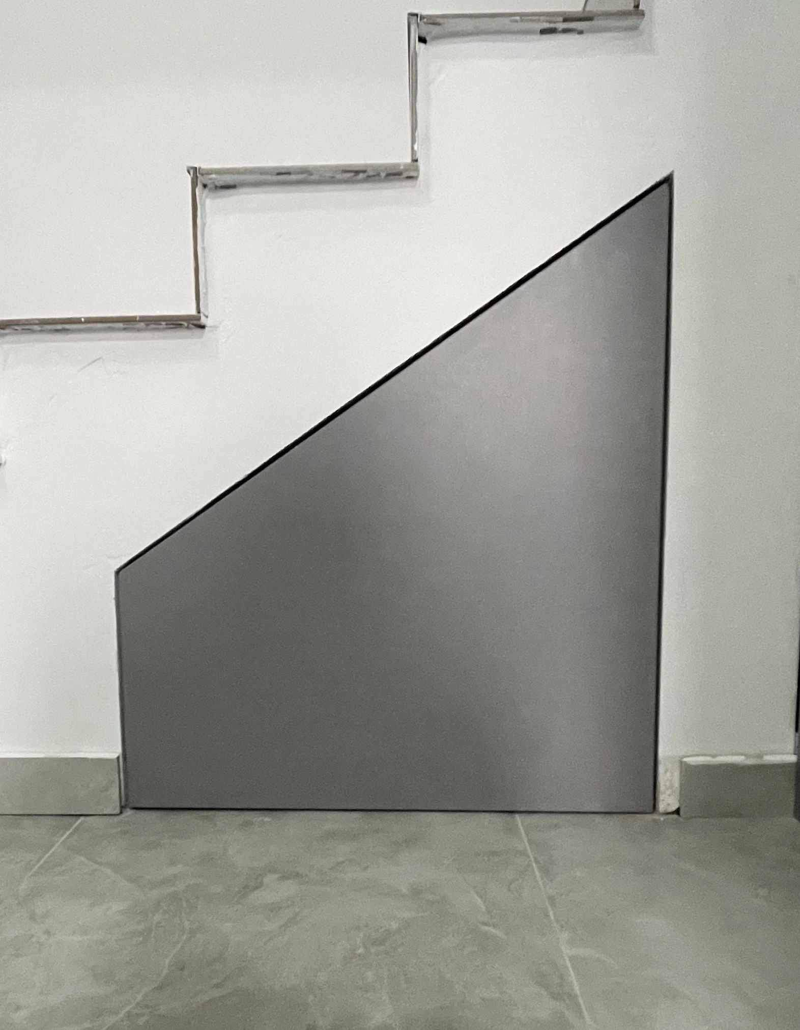 Dulap de depozitare sub scară din PAL gri – realizat la comandă în Bacău – Mobilier divers la comandă în Bacău – Epoxym (imagine 1)