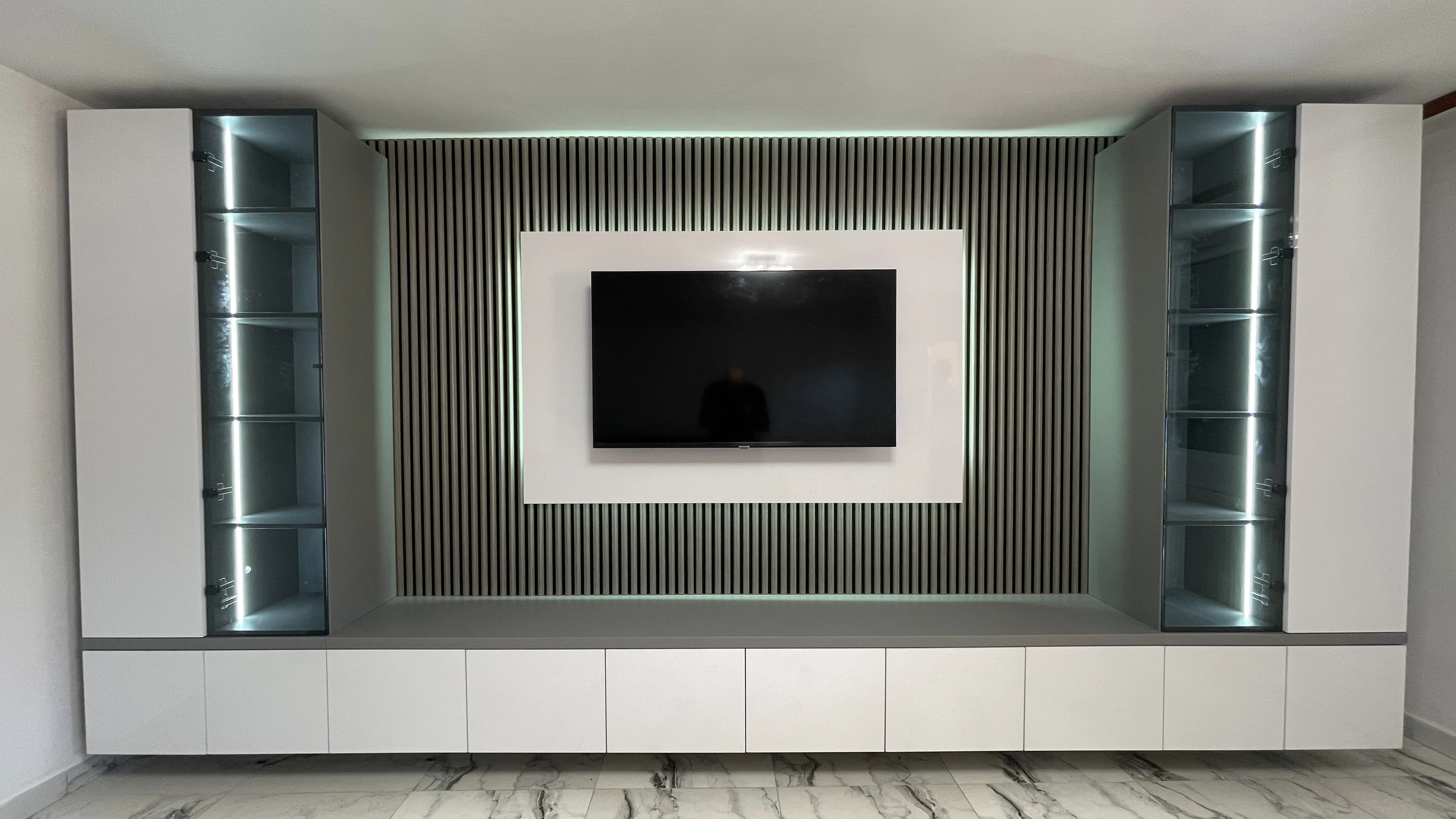 Living la comandă din PAL bej cu blat gri și riflaj TV iluminat LED – Bacău – Mobilier living la comandă în Bacău – Epoxym (imagine 1)