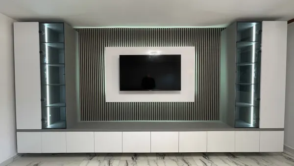 Living la comandă din PAL bej cu blat gri și riflaj TV iluminat LED – Bacău – Mobilier living la comandă în Bacău – Epoxym