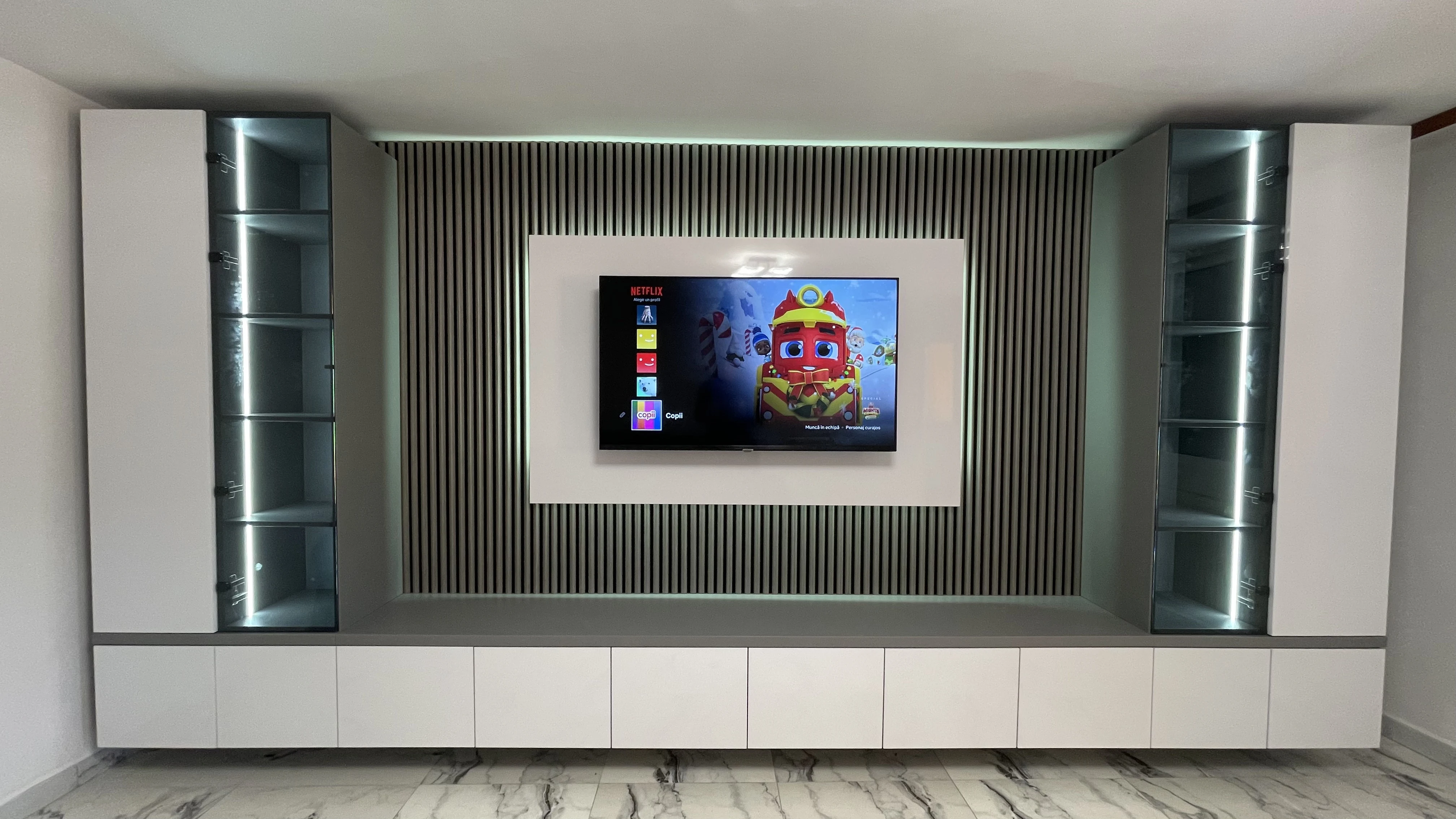 Living la comandă din PAL bej cu blat gri și riflaj TV iluminat LED – Bacău – Mobilier living la comandă în Bacău – Epoxym (imagine 2)