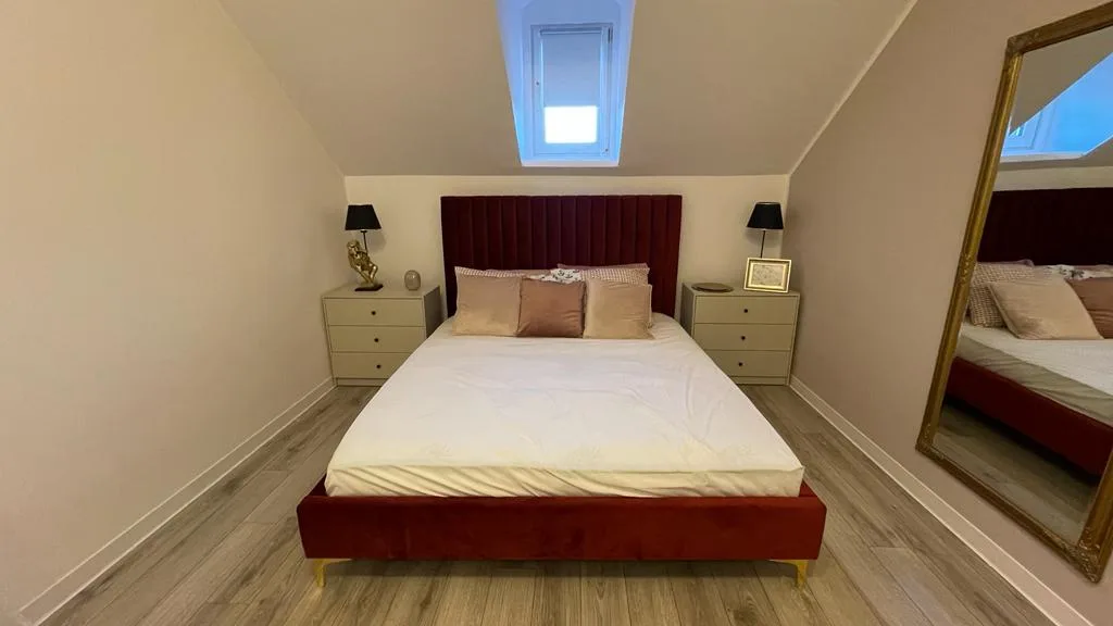 Pat dublu cu spătar tapițat din catifea roșie și noptiere MDF crem – Bacău – Mobilier dormitor la comandă în Bacău – Epoxym (imagine 1)