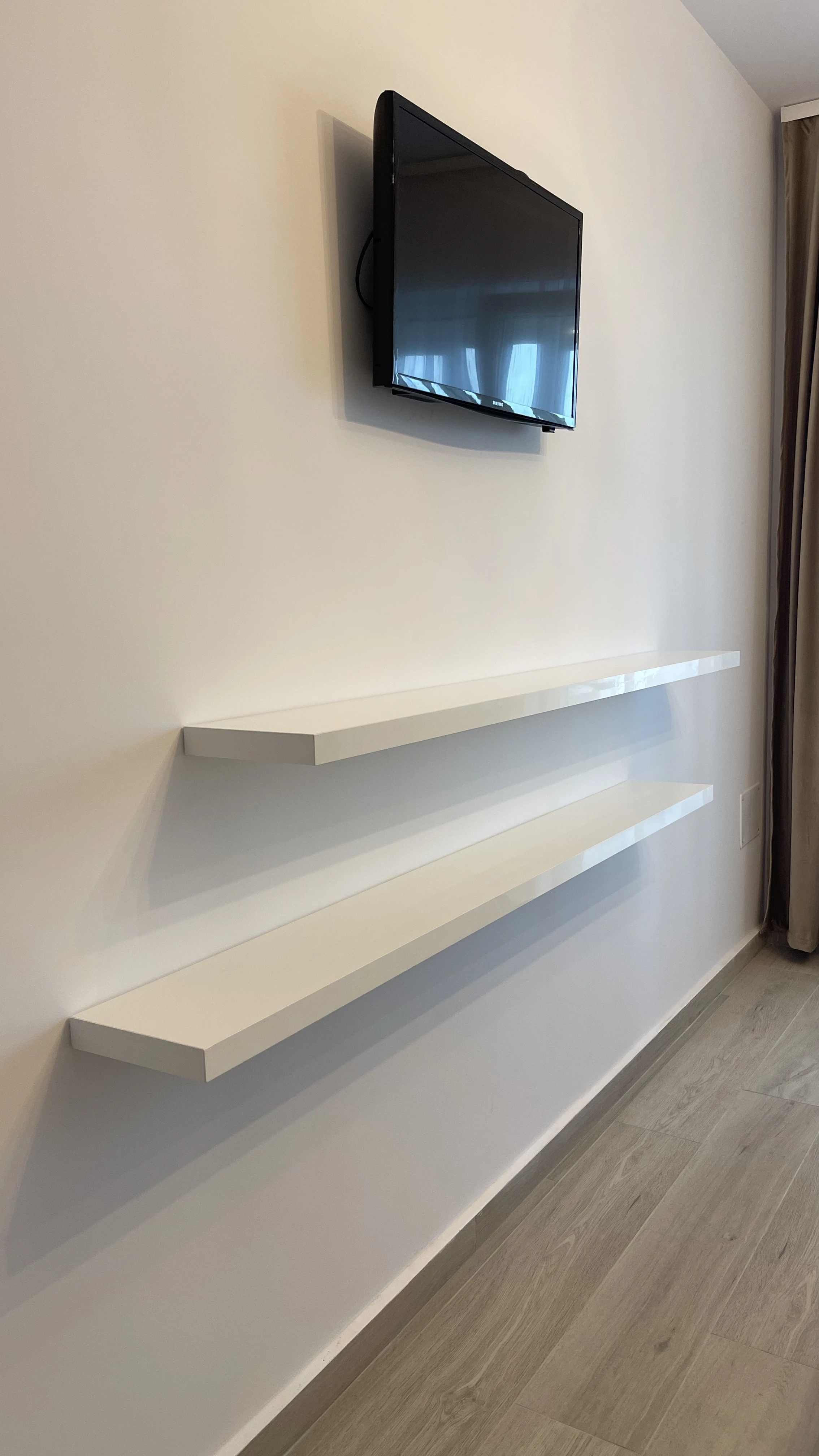 Polițe din MDF alb lucios cu prindere ascunsă – realizate la comandă în Bacău – Mobilier divers la comandă în Bacău – Epoxym (imagine 1)