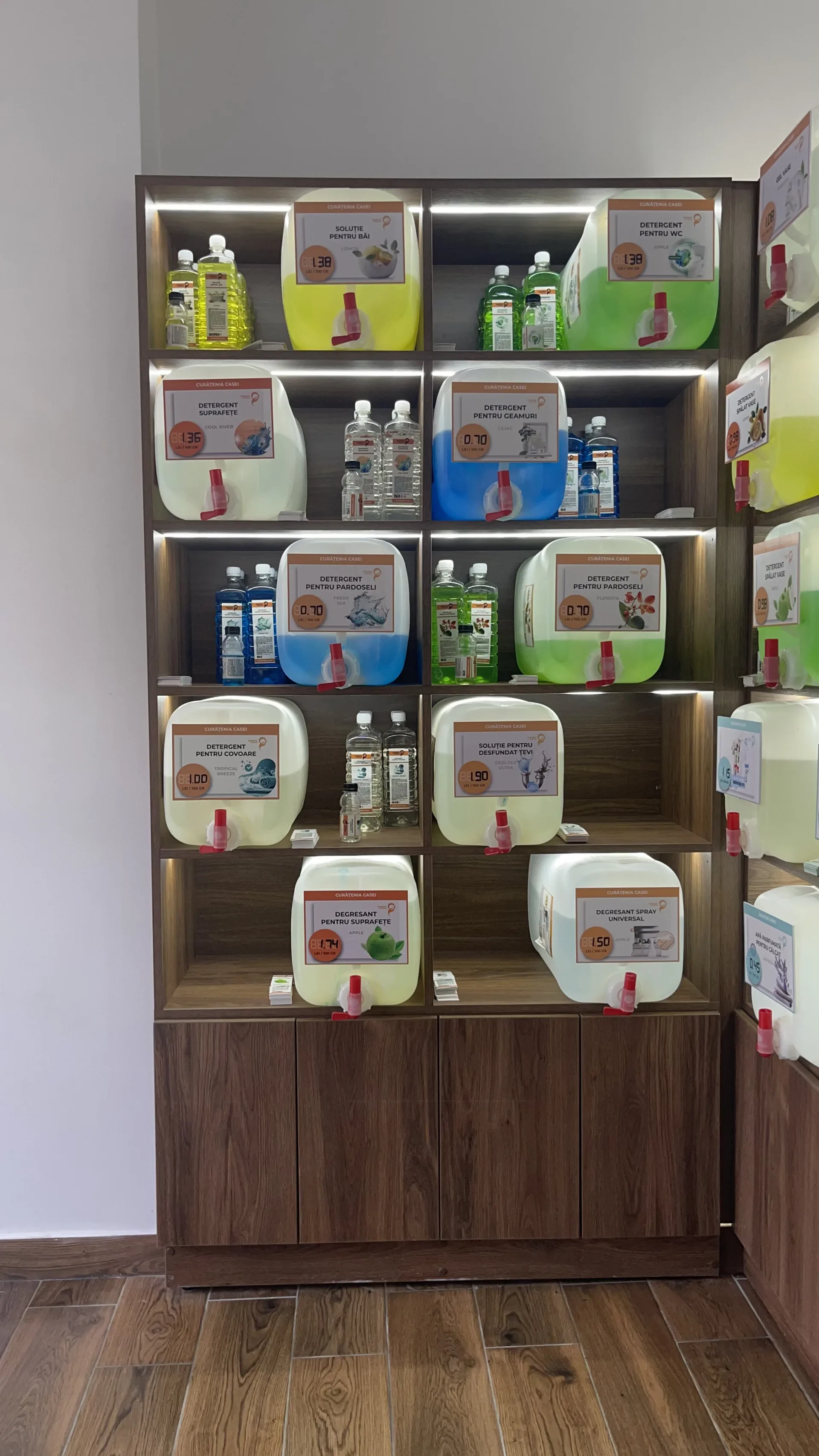 Mobilier comercial din PAL stejar H3730 pentru magazin de detergent lichid – Bacău – Mobilier comercial la comandă în Bacău – Epoxym (imagine 2)