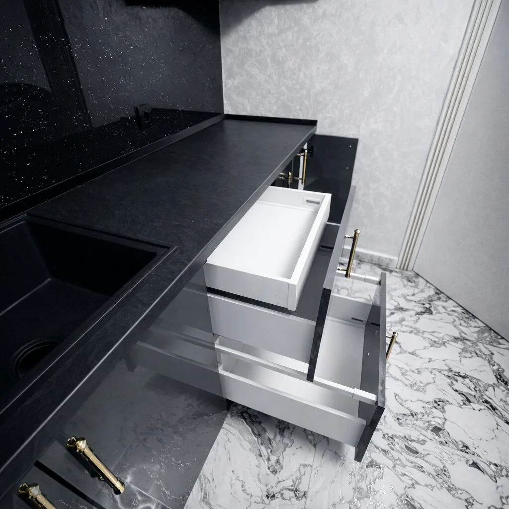 Bucătărie modernă la comandă, finisaj grafit lucios – Epoxym Bacău – Bucătării la comandă în Bacău – Epoxym (imagine 4)