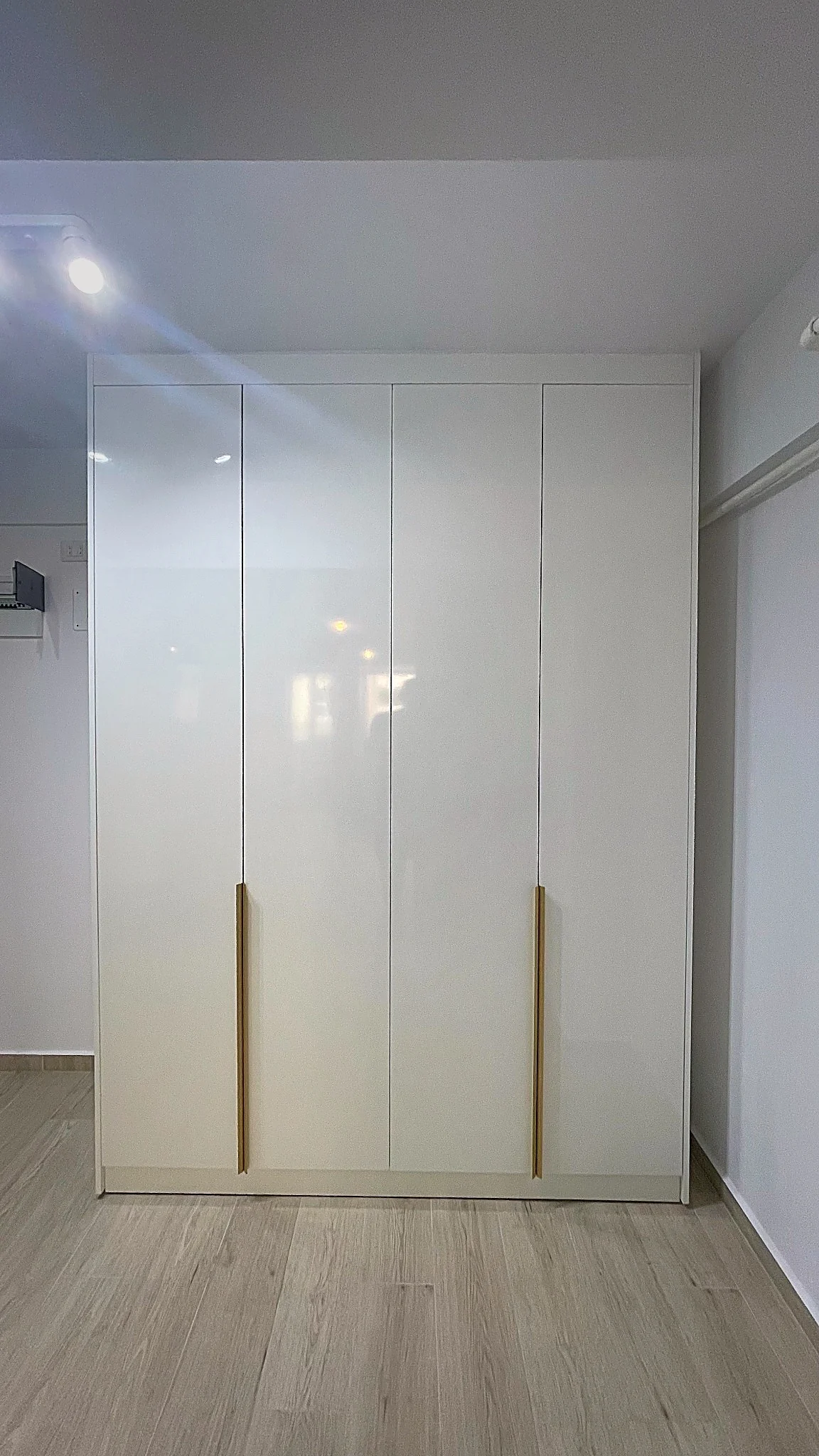 Dressing la comandă din MDF alb lucios – Bacău – Dressing la comandă în Bacău – Epoxym (imagine 3)