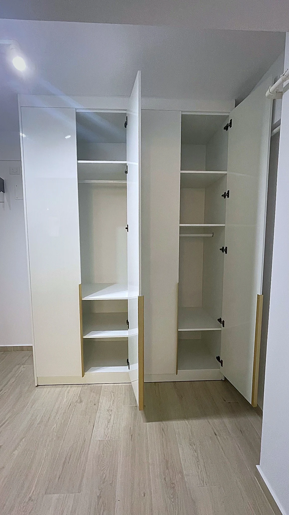 Dressing la comandă din MDF alb lucios – Bacău – Dressing la comandă în Bacău – Epoxym (imagine 4)