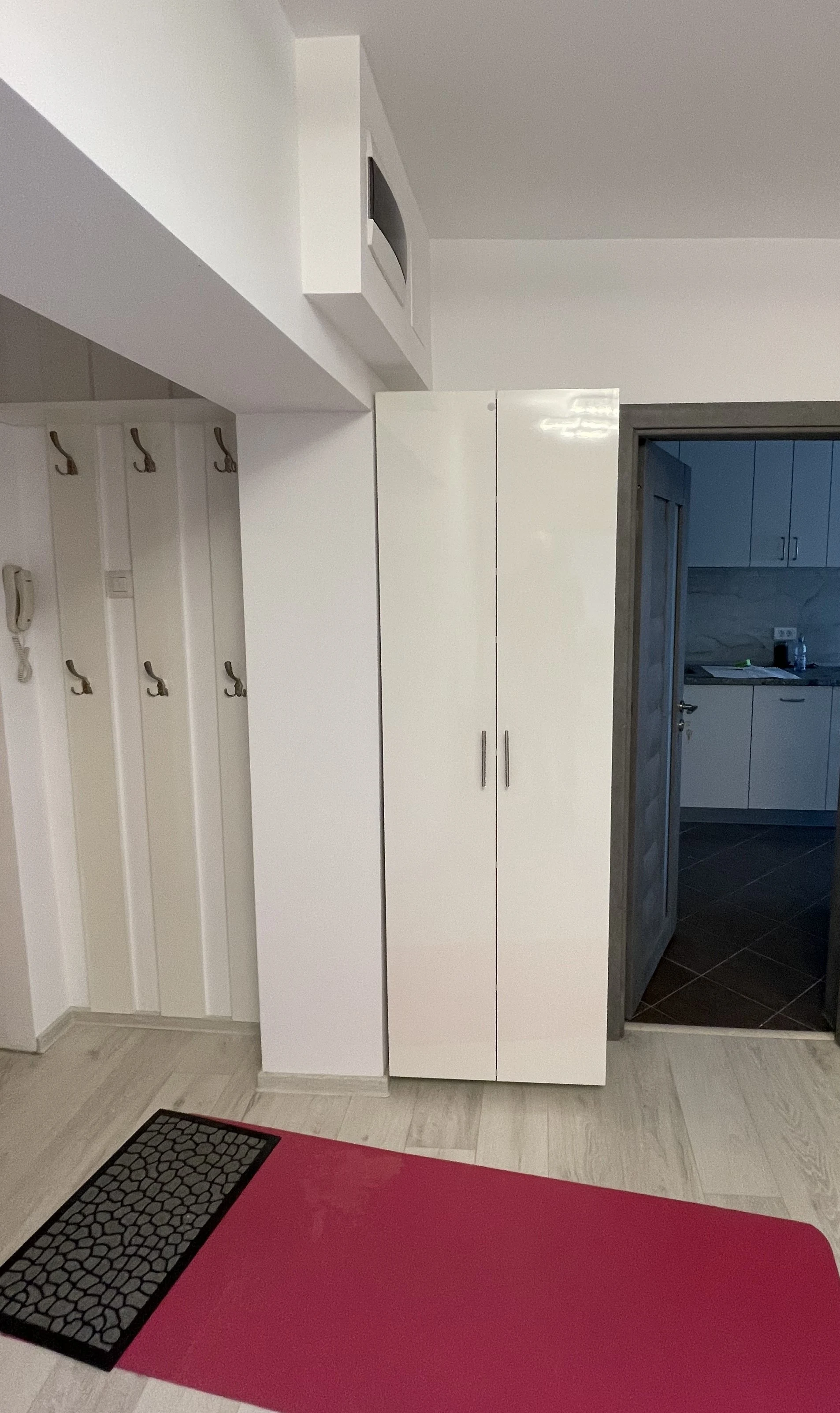 Dulap din MDF alb lucios cu rafturi – mobilier la comandă în Bacău – Mobilier divers la comandă în Bacău – Epoxym (imagine 1)