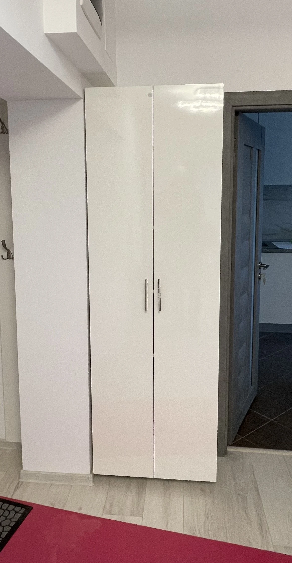 Dulap din MDF alb lucios cu rafturi – mobilier la comandă în Bacău – Mobilier divers la comandă în Bacău – Epoxym (imagine 2)