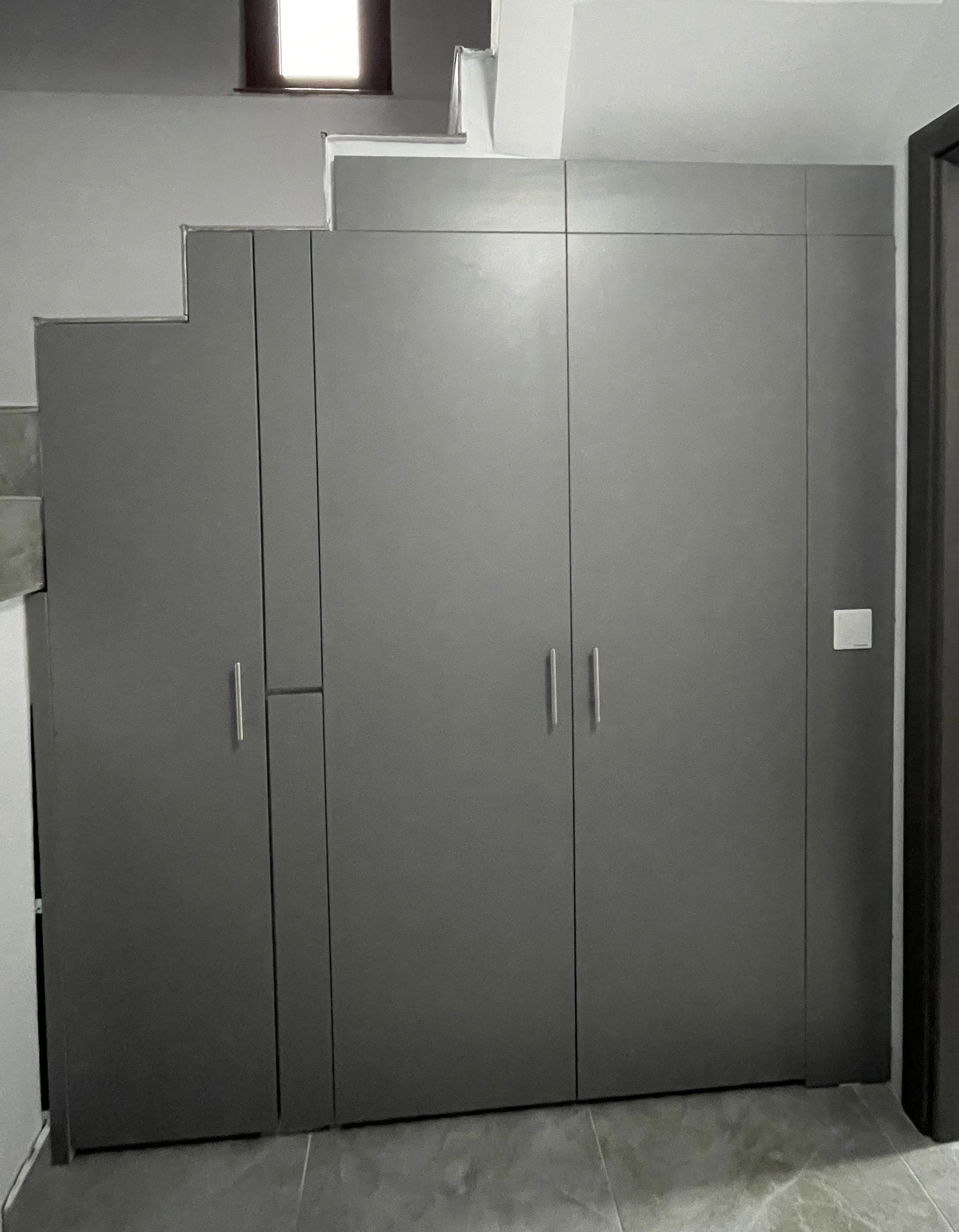 Dulap de depozitare sub scară din PAL gri – realizat la comandă în Bacău – Mobilier divers la comandă în Bacău – Epoxym (imagine 2)