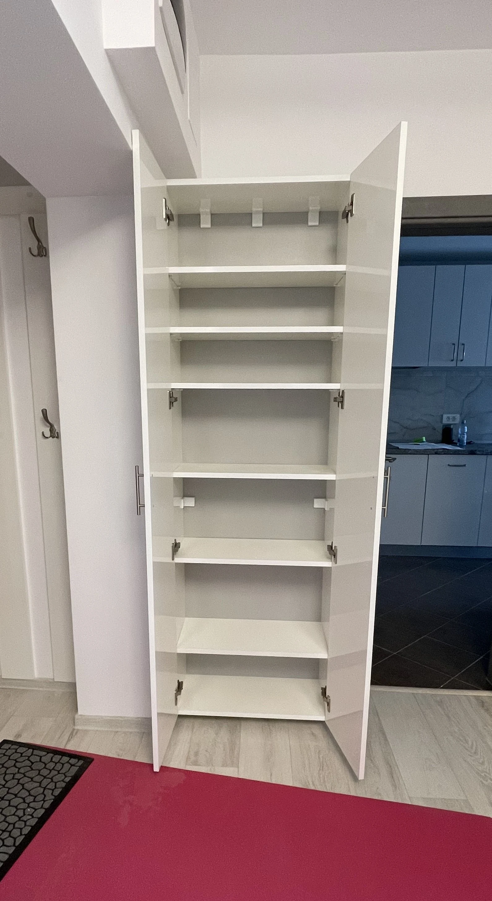 Dulap din MDF alb lucios cu rafturi – mobilier la comandă în Bacău – Mobilier divers la comandă în Bacău – Epoxym (imagine 3)